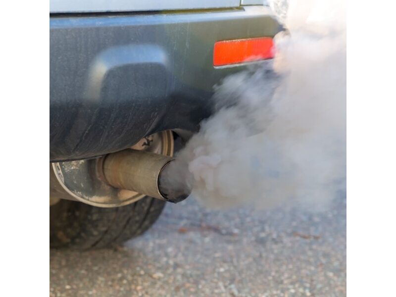 Черный дым при разгоне. Дым из выхлопной трубы КАМАЗ чёрный дизель. Смех раздающийся из глушителя. Дымления авто из за прогоревшего резонатора. Toyota  Sienna 3.0 черный дым как причина.